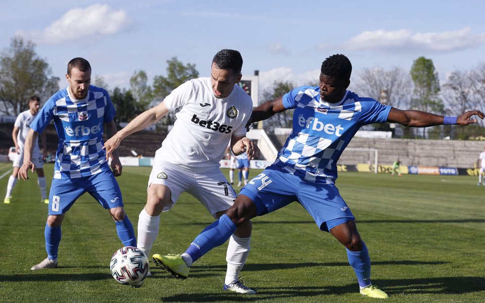 Отборите на Славия и Монтана играят при