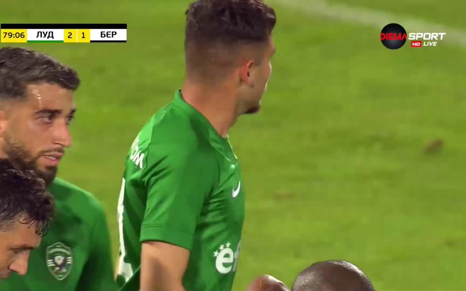 Резервата Доминик Янков е в прегръдките на съотборниците си след