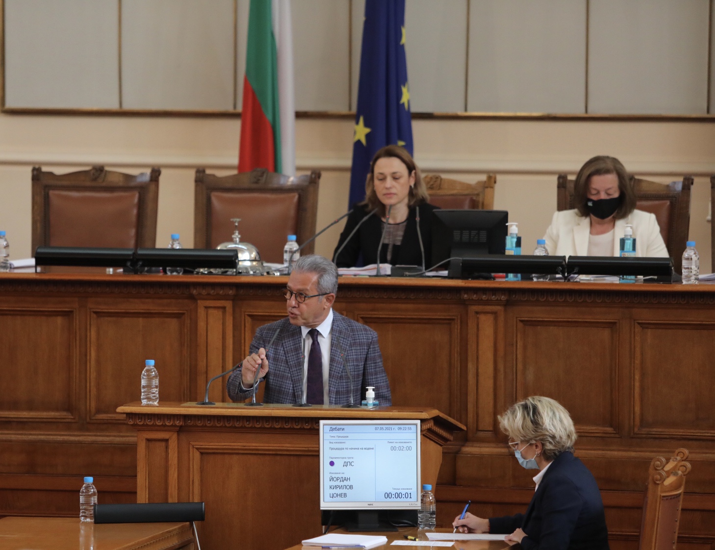 Депутатите решиха да задължат Министерски съвет да се яви в парламента. Предложението направи Георги Свиленски от БСП.