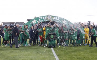 Футболистите на Лудогорец вдигнаха десетата си шампионска титла веднага след мача