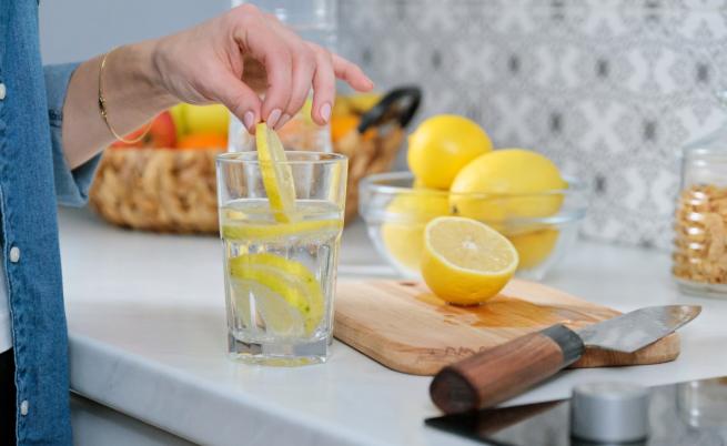Вода с лимон – ето няколко причини да я пиете