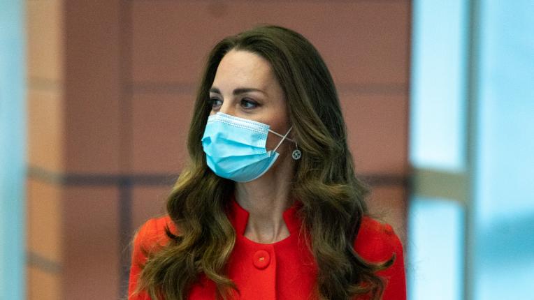  Кейт Мидълтън със запаметяваща се визия в алено 