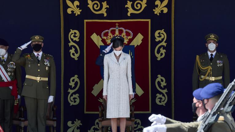  Кралица Летисия в бяла рокля отпреди 15 години 