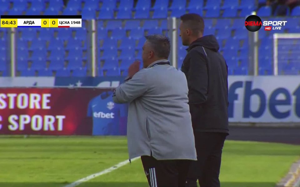 В 85-ата минута на двубоя Александър Александров получи втори жълт