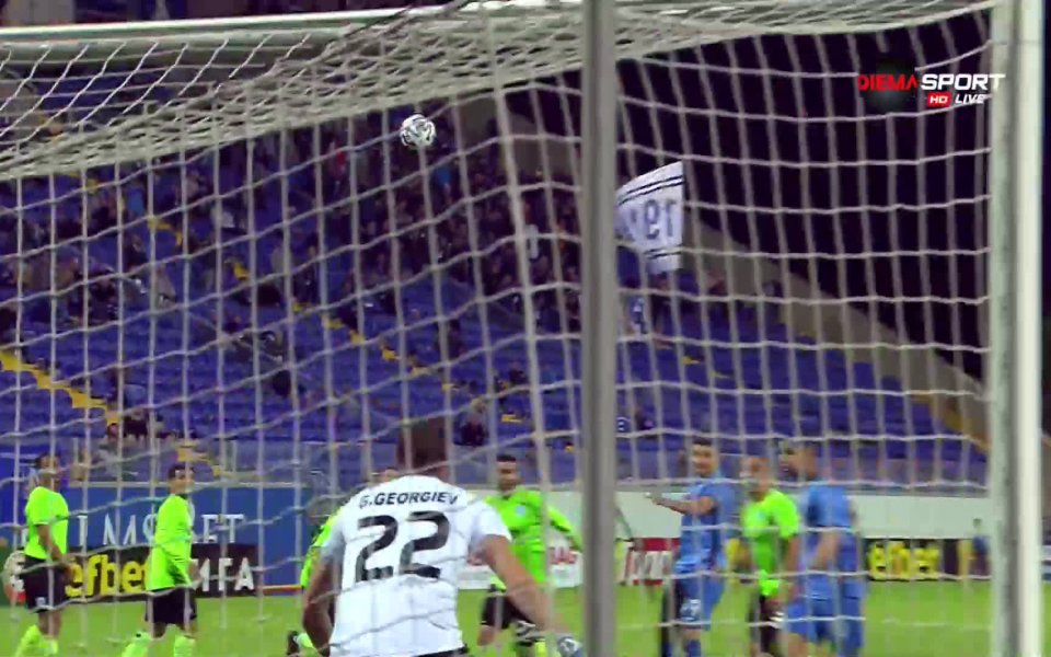 Радослав Цонев центрира от фаул в наказателното поле, където Мартин