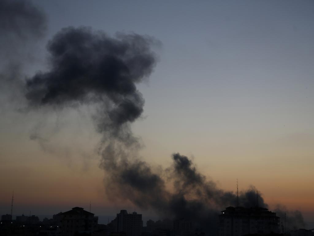 Палестински бойци изстреляха десетки ракети от ивицата Газа към Израел