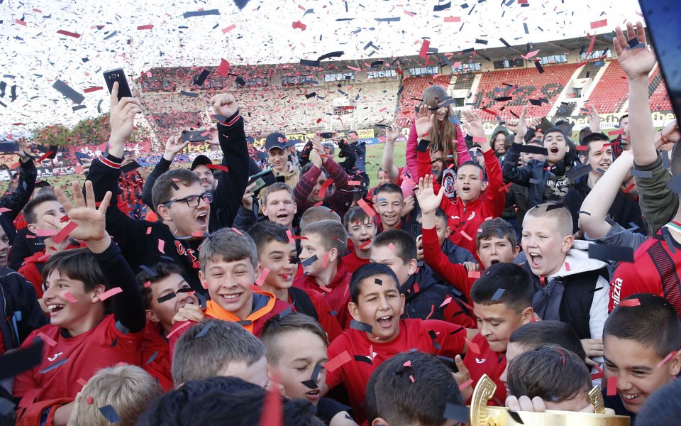 Новакът в елита Локомотив София уреди полузащитникa на Септември Симитли