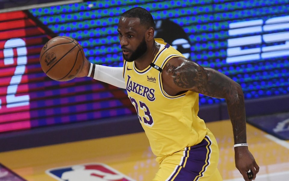 С тройка на ЛеБрон Джеймс 56 секунди преди сирената Лос