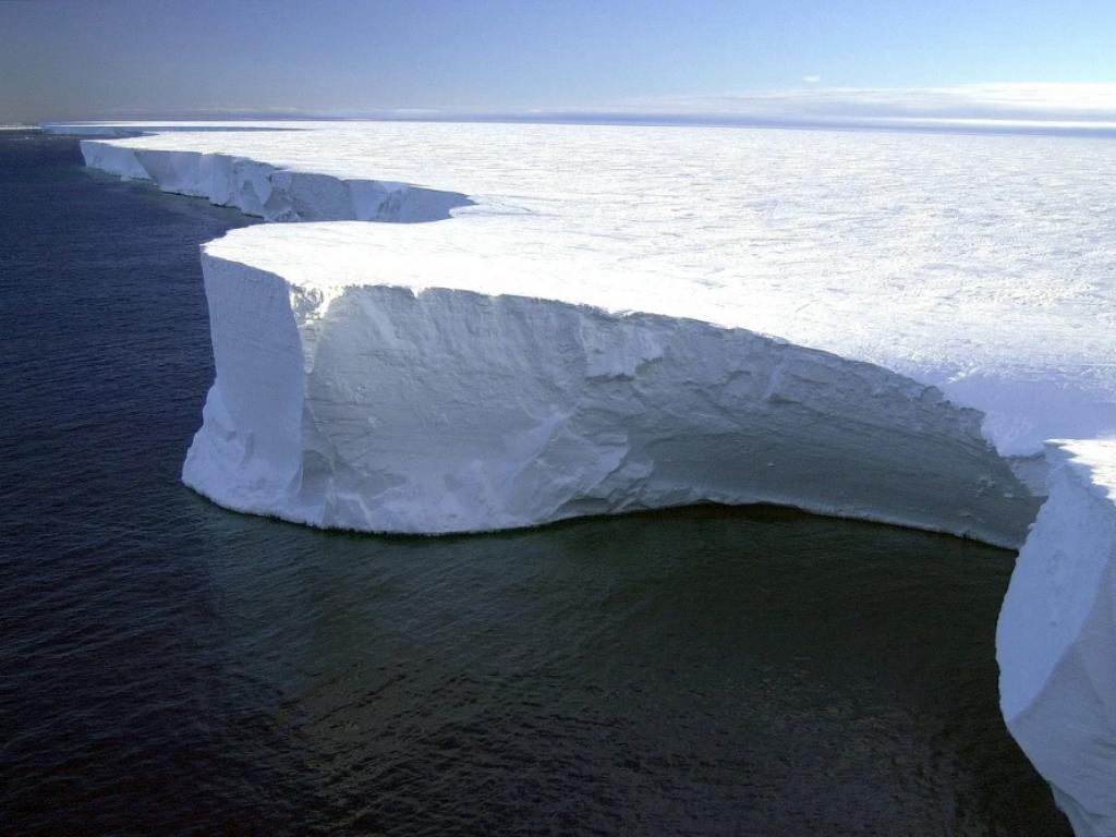Според Британската антарктическа служба най-големият айсберг в света се движи извън водите
