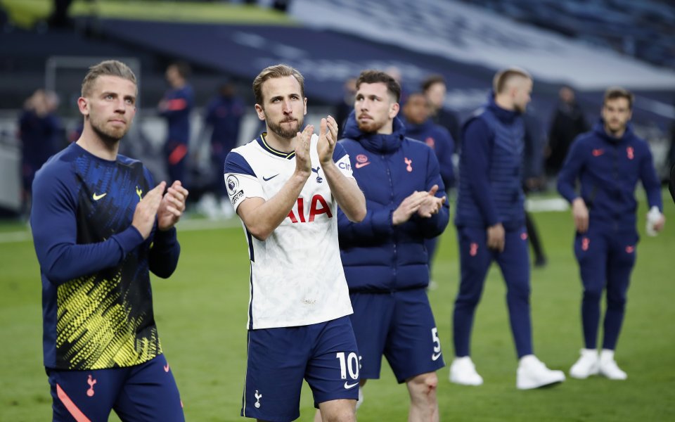 Нападателят на Тотнъм Хари Кейн заяви, че възнамерява да обсъди