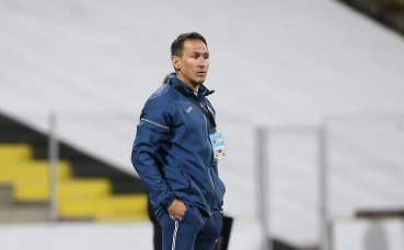 Помощник треньорът на Левски Живко Миланов използва брифинга след загубата от