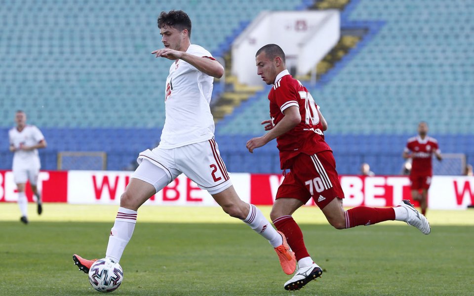 Отборите на ЦСКА 1948 и ЦСКА играят при резултат