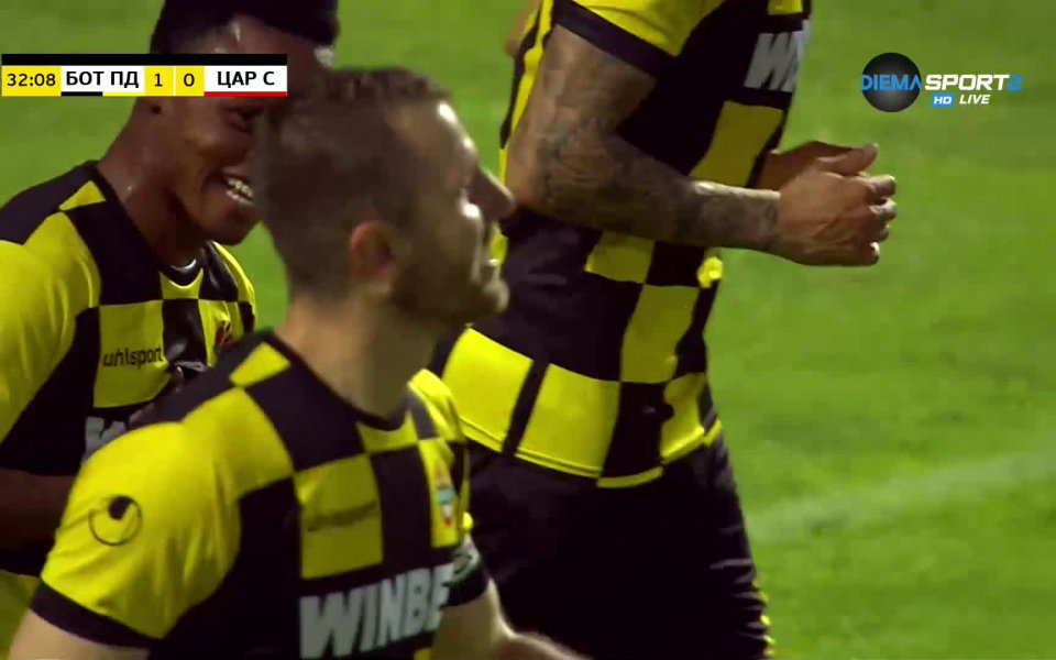 В 33-ата миута Ботев откри резултата. Михаил Иванов и Ивайло