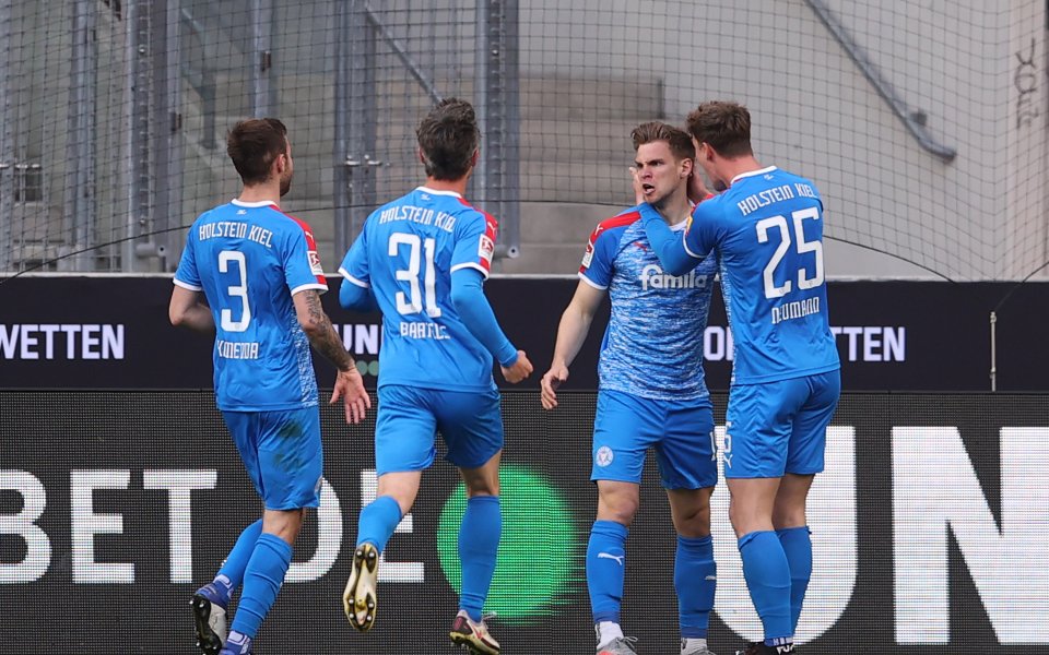 Втородивизионният Холщайн Кил е много близо до промоция за Първа