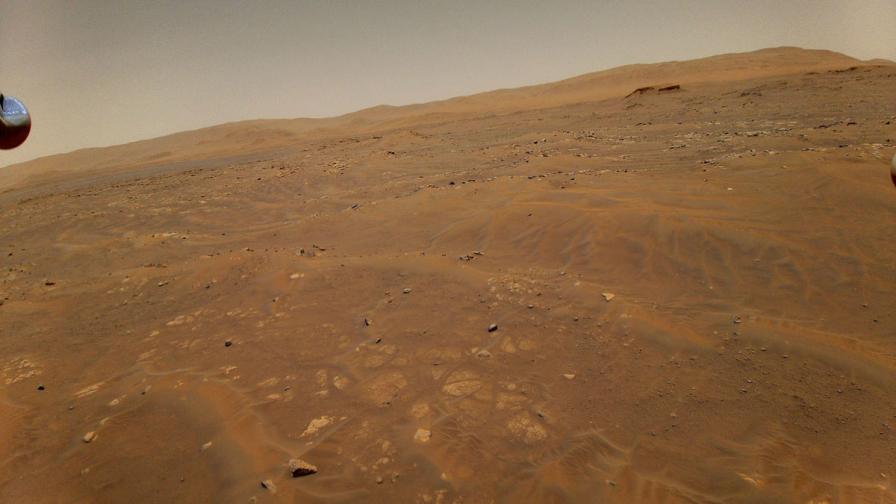 Снимка, направена от марсианския хеликоптер по време на шестия му полет.