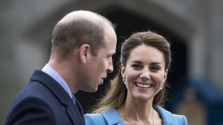  Кейт Мидълтън пленява в синя рокля с лъх от 80-те 