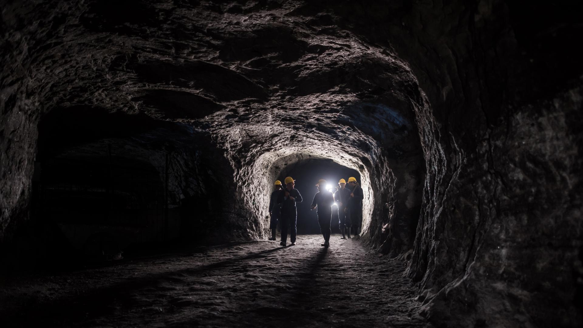 Най малко 14 души загинаха след срутване в златна мина в