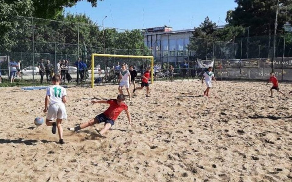 Осем отбора се включиха в деветия турнир по плажен футбол 