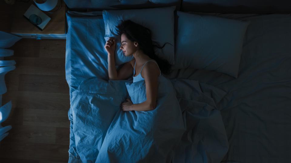 <p><strong>Направете спалнята си подходяща за заспиване.</strong></p>

<p>Не е възможно да се събудите рано отпочинали, ако не сте спали добре. Направете така, че спалнята или стаята, в която спите да е тъмна, прохладна и да няма шумове, които да ви разсейват. Пълноценният сън е ключът към доброто утро.</p>