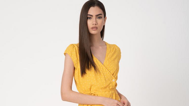  Твоята лятна спекулация с жълтото: 6 рокли на СТРАХОТНИ цени 