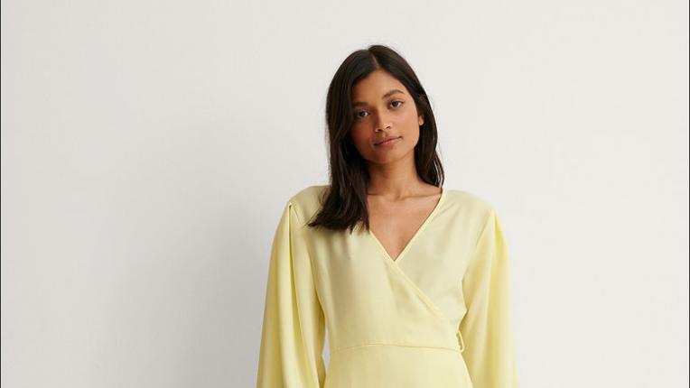 Твоята лятна афера с жълтото: 6 рокли на СТРАХОТНИ цени