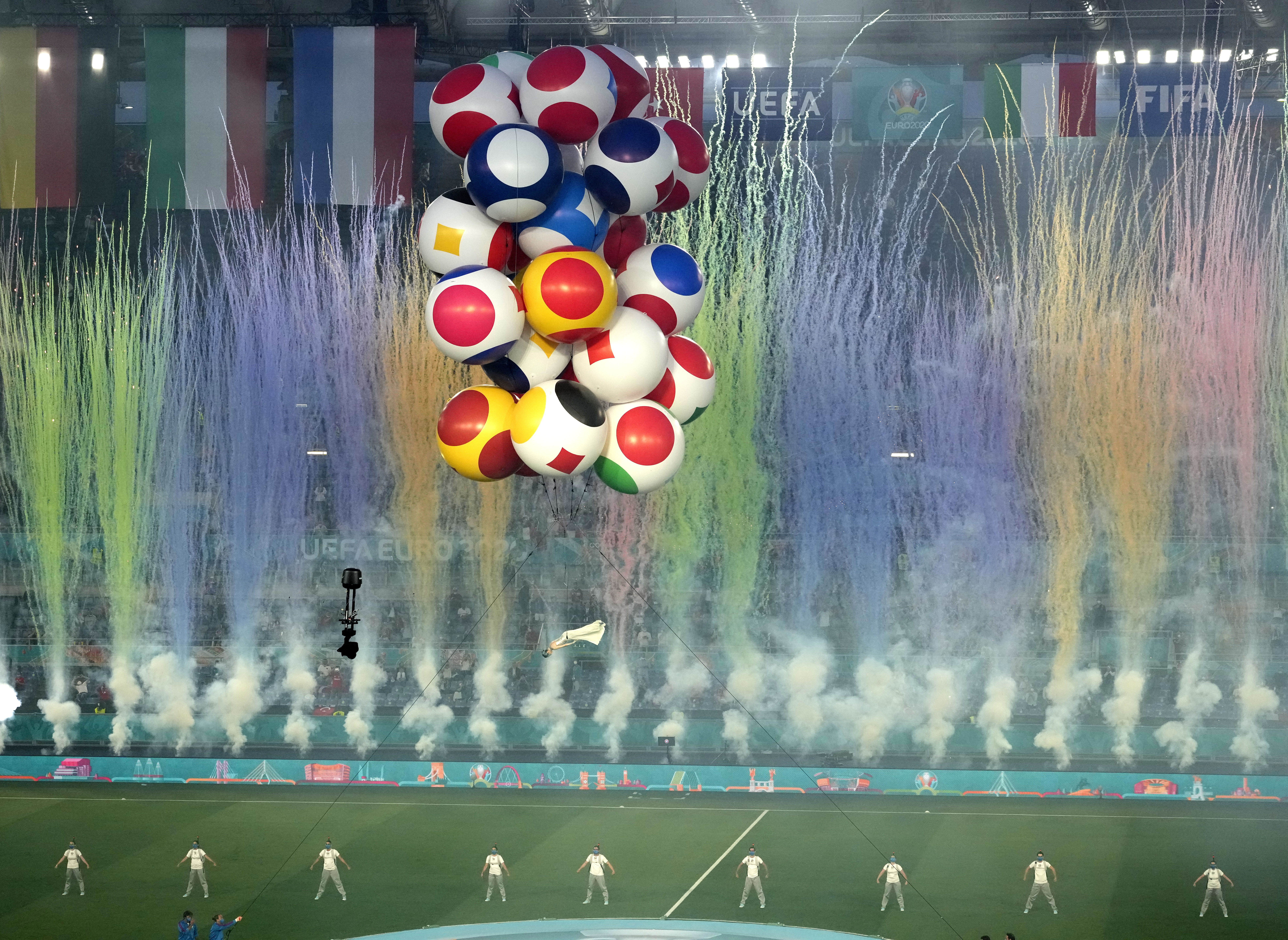 <p>Шестнадесетото европейско първенство по футбол бе открито тази вечер с бляскава церемония в Рим</p>