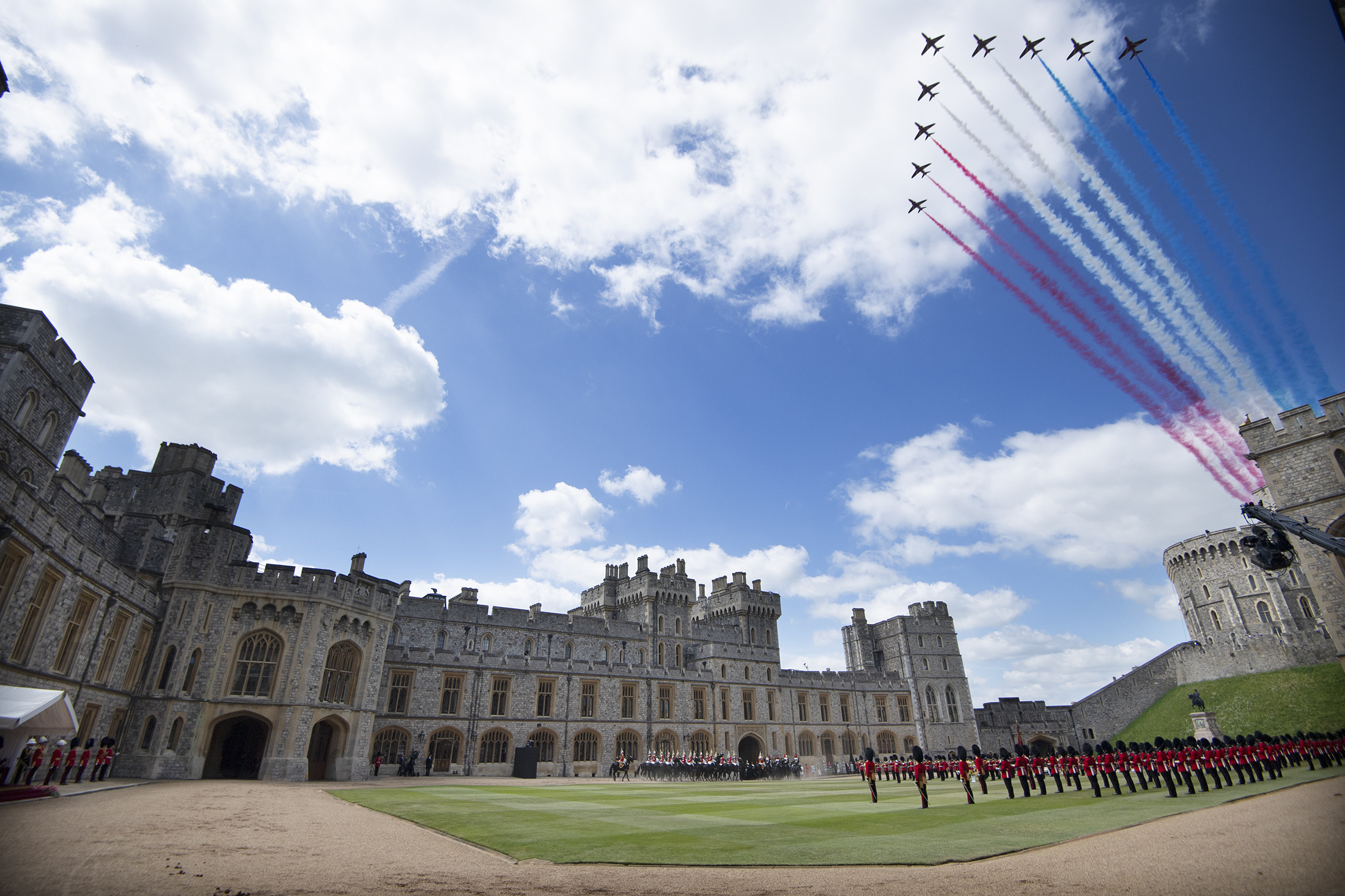 Кралица Елизабет II прие военния парад в чест на официалния й рожден ден в замъка Уиндзор