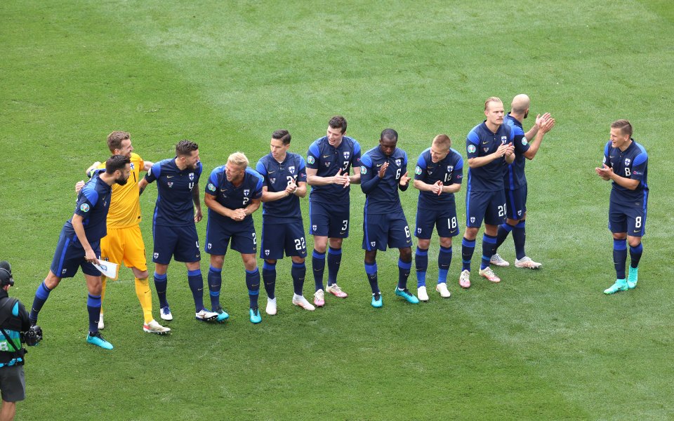 Отборите на Дания и Финландия играят при