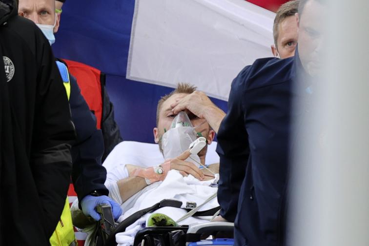 Футболист на Дания колабира на терена на UEFA EURO 2020