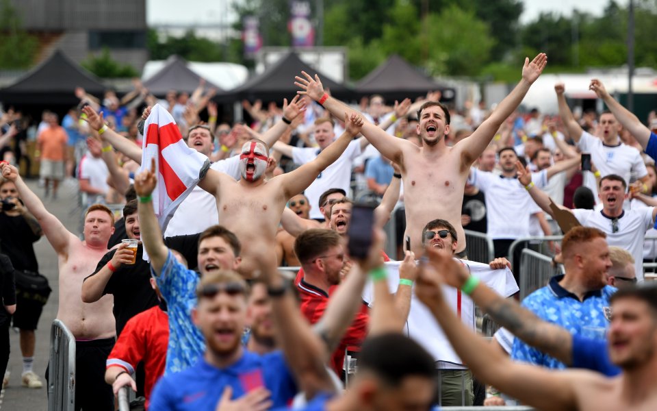 Феновете на Англия изпили 24 млн. литра бира по време на мача с Украйна
