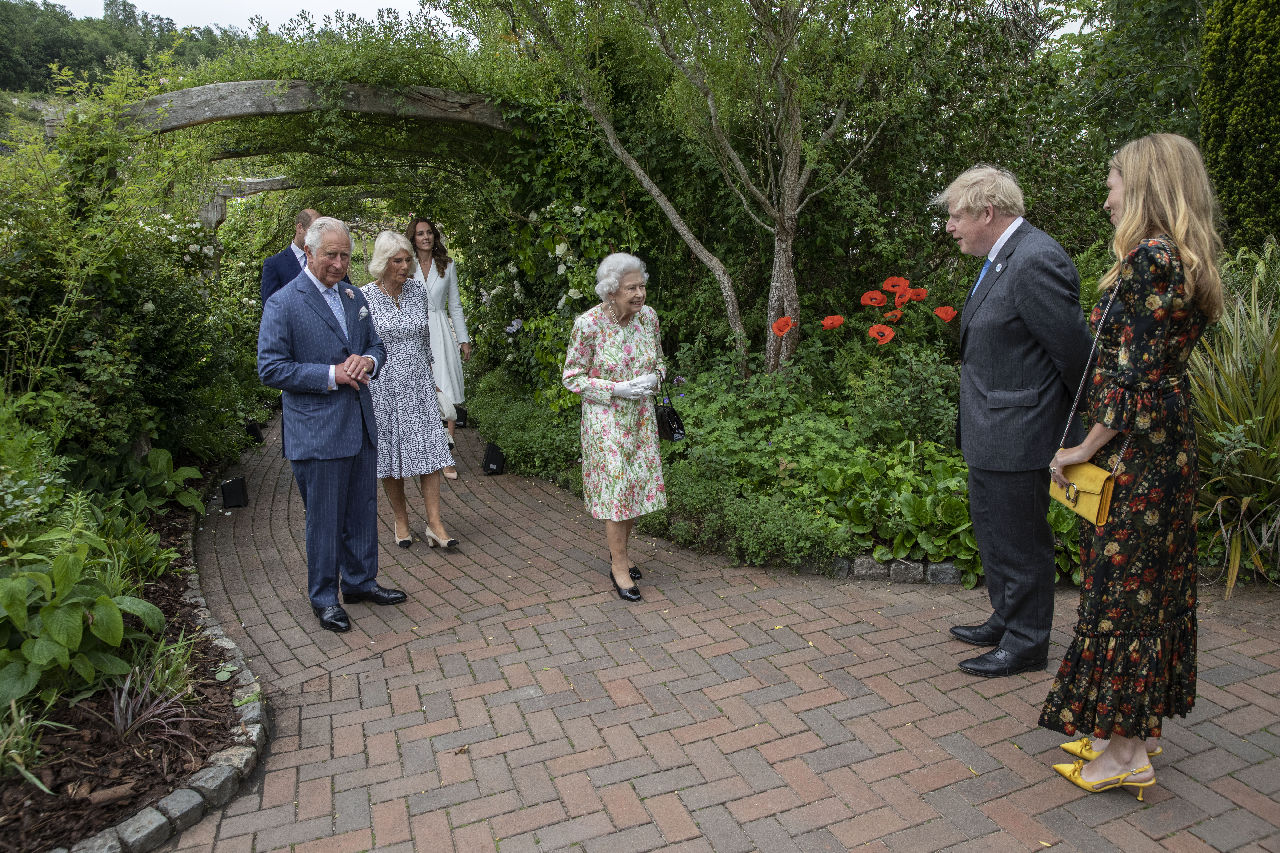 <p>Британската кралица Елизабет Втора бе домакин на официалния прием, даван в чест на лидерите от Г-7. Кралицата бе придружена от принц Чарлз, съпругата му Камила, принц Уилям и съпругата му Кейт. За място на приема бе избрана ботаническата градина на Корнуол, в която се намира най-голямата в света покрита дъждовна гора, наречена &bdquo;Проект райска градина&ldquo;.</p>