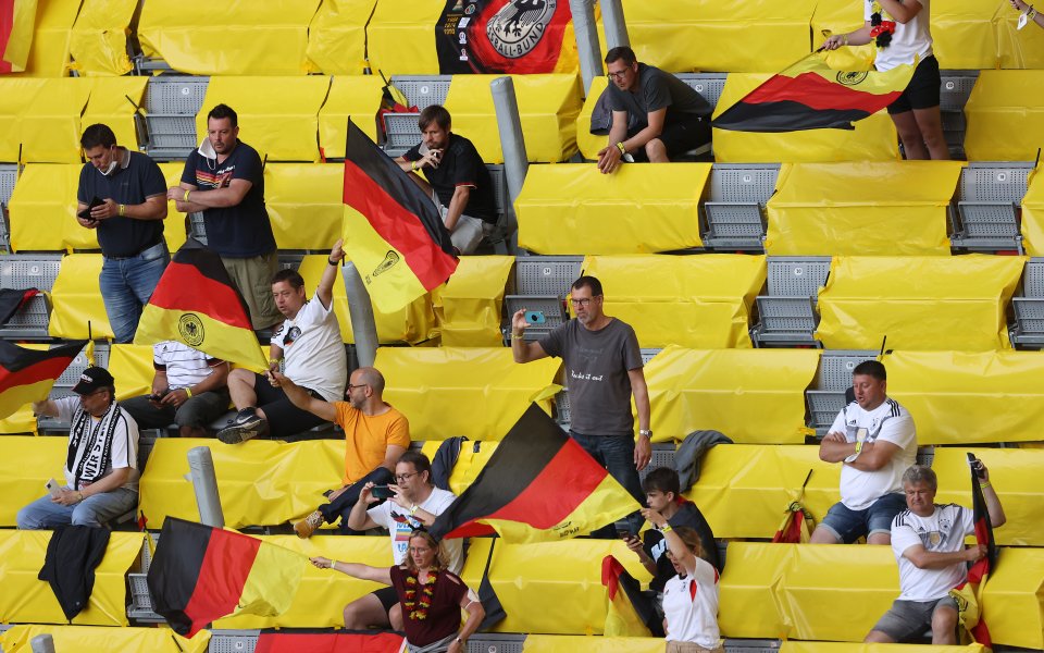 Секунди преди старта на двубоя от Група F на UEFA