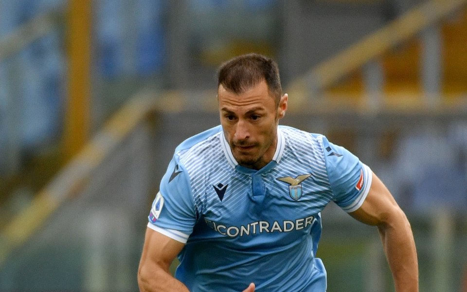 Румънският защитник Стефан Раду е отрязал Интер и е приел