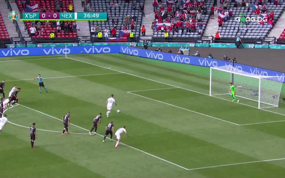 Патрик Шик бе прецизен от бялата точка и изведе своя