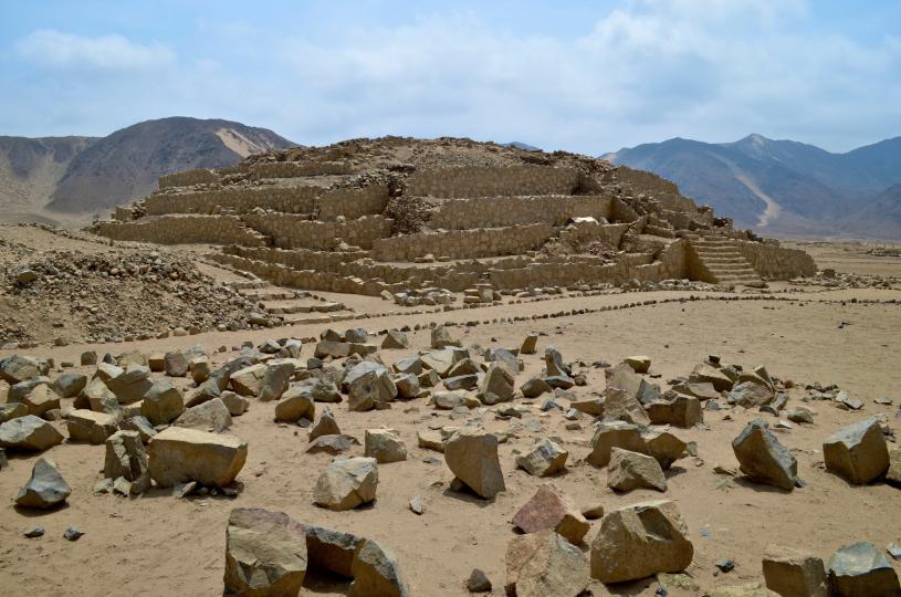 <p>Известна още като цивилизация Норте Чико, Карал Супе се развива около река Супе, Перу преди около 5000 години. Това е втората най-стара цивилизация, открита в Америка и е една от най-важните археологически находки някога. Свещеният град Карал се е гордеел с храмове, кръгови площади, амфитеатър и шест големи пирамиди и е открит преди Гиза. Долината Супе е била открита и изследвана за първи път през 1905 година от немския археолог Макс Уле. В продължение на няколко десетилетия разкопки не били провеждани, тъй като не е имало злато или дори керамични съдове. 65 години по-късно археолозите открили, че хълмовете, първоначално определени като естествени образувания всъщност са стъпаловидни пирамиди и тогава започват по-сериозни разкопки, които разкриват величието на местността.</p>