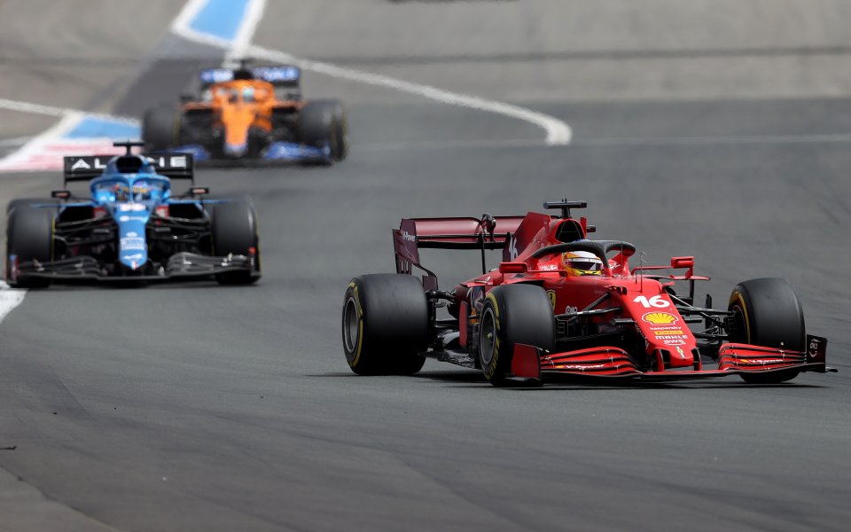 Пилотът на Ферари Шарл Льоклер намери причина в болида за