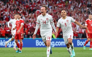 Националните отбори на Русия и Дания играят при