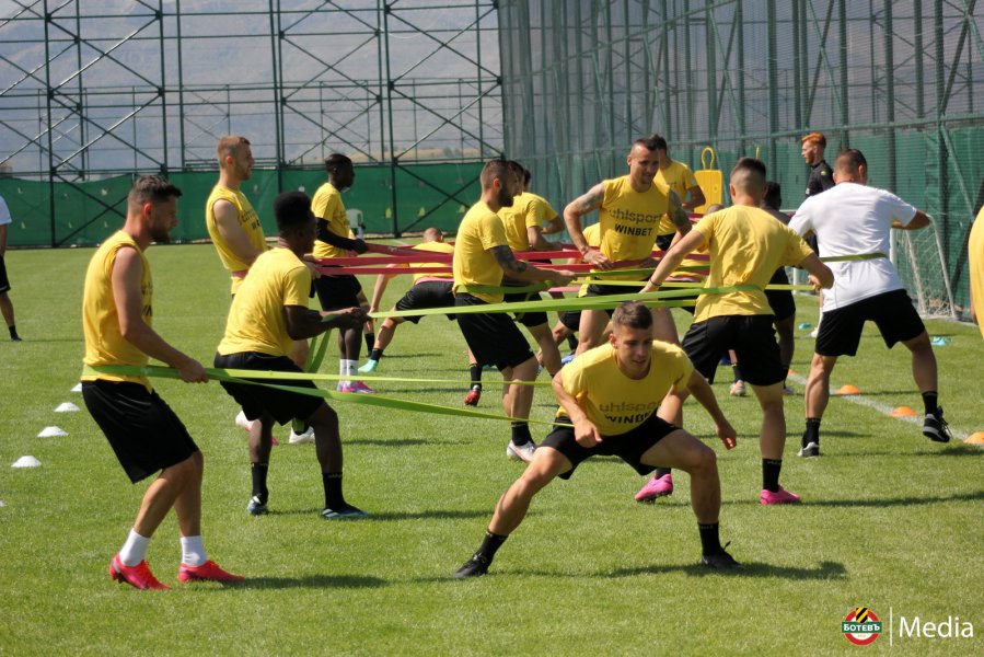 Ботев Пловдив тренира под зоркото око на Антон Зингаревич1