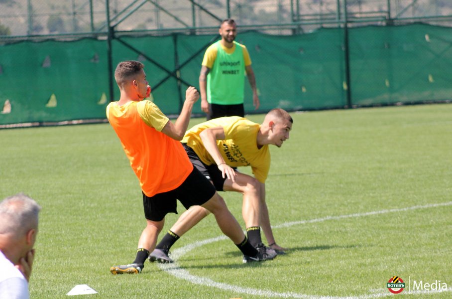 Ботев Пловдив тренира под зоркото око на Антон Зингаревич1