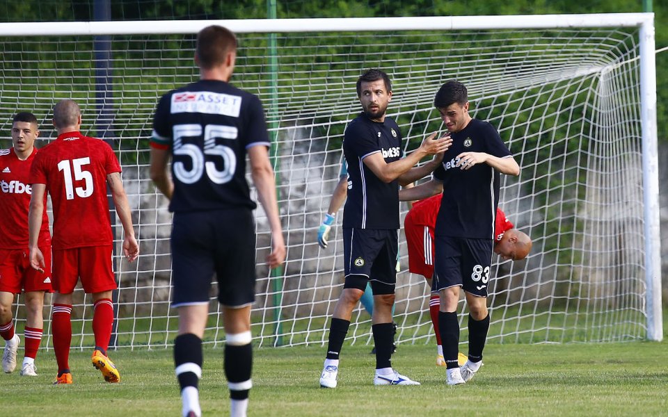 Славия загуби с 1:2 срещу втородивизионния Хебър в контролна среща,