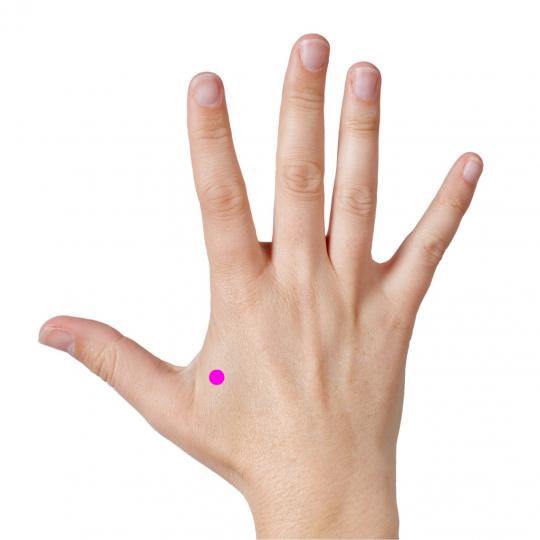 <p>Ще намерите тази точка между палеца и показалеца. Стимулирането ѝ намалява стреса, главоболието и болката във врата. Избягвайте я, ако сте бременна.</p>

<p>Натискайте силно мястото между палеца и показалеца на другата си ръка. Масажирайте точката в продължение на четири до пет секунди и вдишвайте бавно и дълбоко.</p>