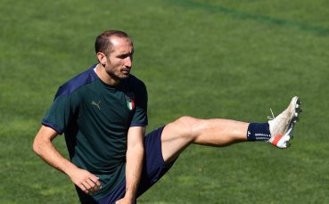 Капитанът на италианския национален отбор Джорджо Киелини участва в тренировката