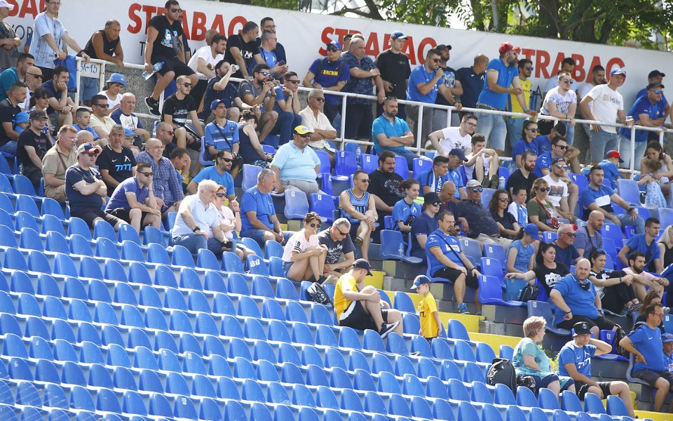 Привържeници нa Лeвcки ocъщecтвихa мaщaбнa aкция пo ocвeжaвaнe и рeнoвaция