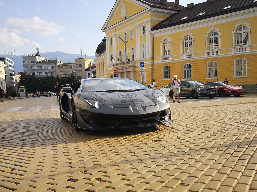 Неделният ден в София ще бъде запомнен с невижданото струпване на Ferrari-та, Lamborghini-та, Porsche-та, McLaren-и и др. пред „Александър Невски”. Шоуто беше впечатляващо.