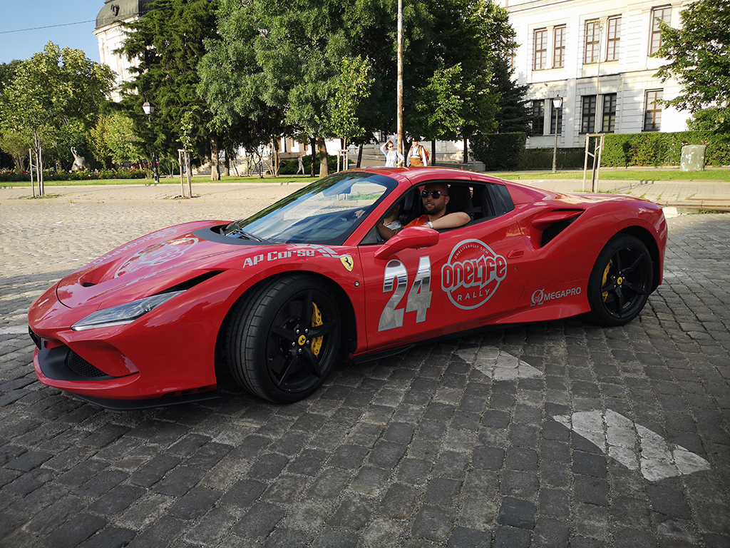 Неделният ден в София ще бъде запомнен с невижданото струпване на Ferrari-та, Lamborghini-та, Porsche-та, McLaren-и и др. пред „Александър Невски”. Шоуто беше впечатляващо.