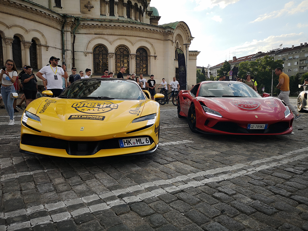 Неделният ден в София ще бъде запомнен с невижданото струпване на Ferrari-та, Lamborghini-та, Porsche-та, McLaren-и и др. пред „Александър Невски”. Шоуто беше впечатляващо.