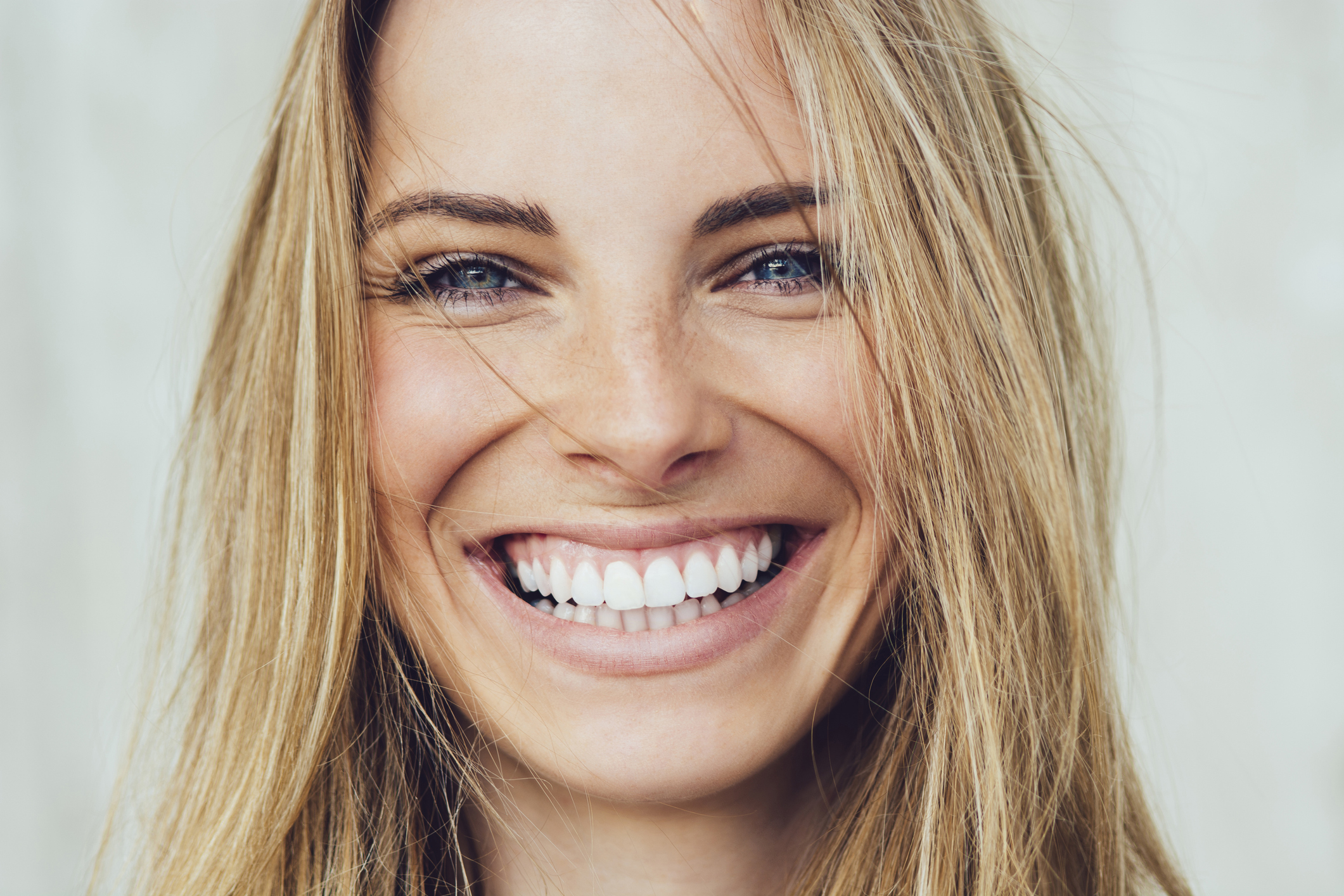 <p>Когато се усмихваме, се отделят ендорфини</p>

<p>Усмивката, дори и фалшивата, кара тялото да отделя ендорфини - хормони, допринасящи за доброто настроение и противодействащи на стреса.</p>