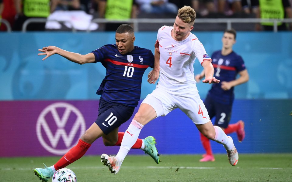Франция и Швейцария играят при резултат 3:3 в 1/8-финален сблъсък