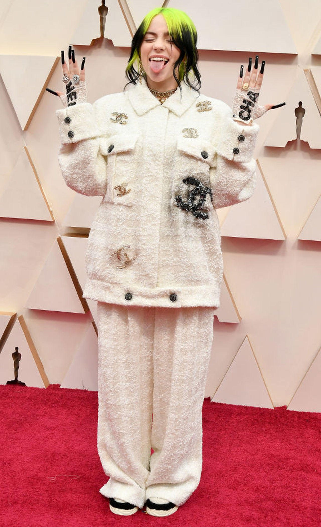 <p>Били Айлиш в широк&nbsp;костюм с панталон на Chanel на наградите Оскар през 2020 година</p>