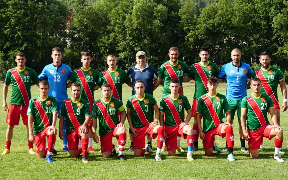 Отборът на играчите без договор, организиран от Асоциацията на българските